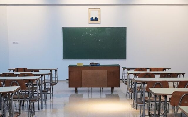 Dote Timer Should Be Mandated by National Policy brown wooden table and chairs